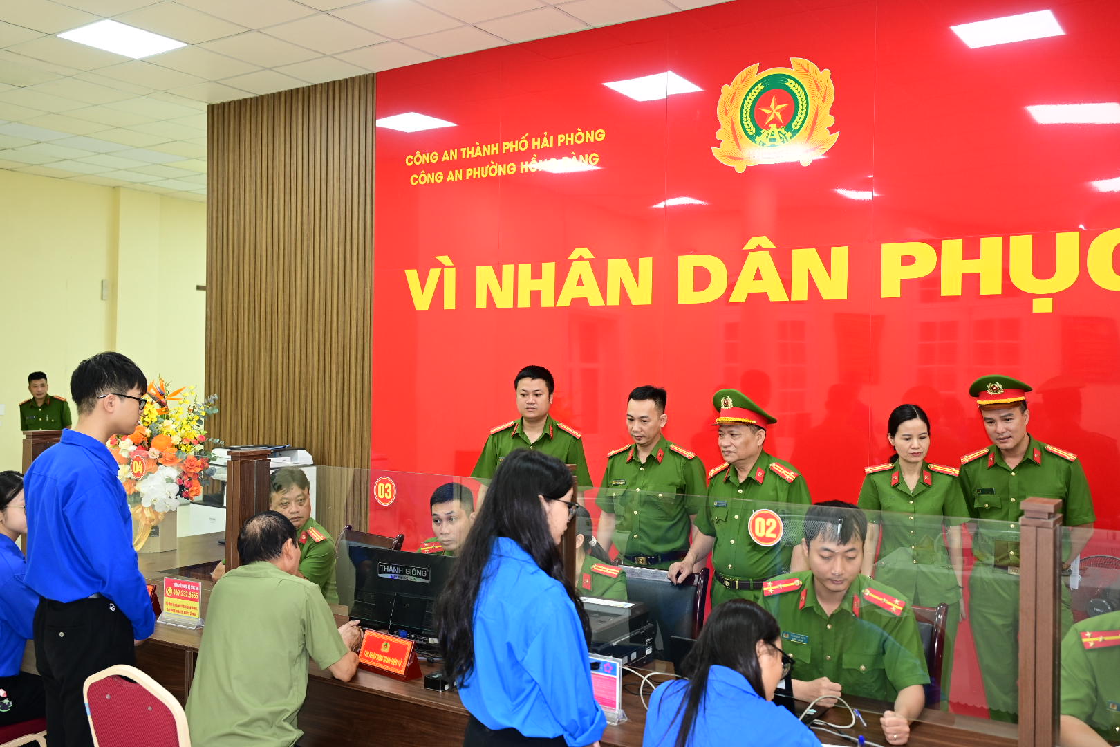 Phòng Cảnh sát QLHC về TTXH  Thành lập 8 tổ công tác kiểm tra, hướng dẫn giải quyết  thủ tục hành chính